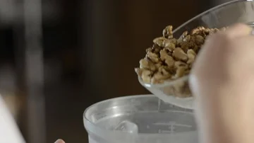 Adding nuts in blender closeup 動画素材 85690315