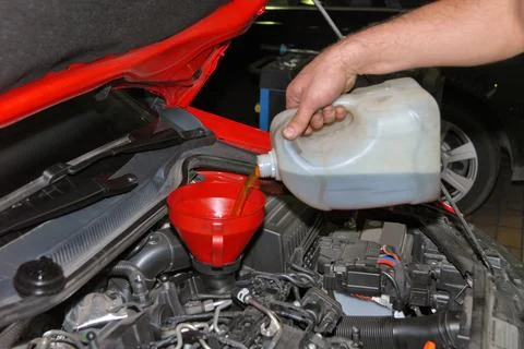 Adding Oil to a Car Foto stock