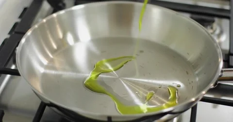 Adding olive oil to the pan Video stock 287968078