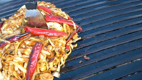 Adding Onion Rings On A Grill With Fish And Mushrooms Vidéo 97060720