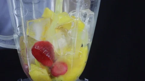 Adding orange juice to ice and strawberry mix 스톡 동영상 130063421
