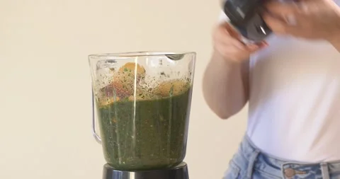Adding peaches to smoothie Video stock 148186386