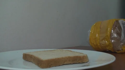 Adding Peanut Butter To A Slice Of Bread Vídeos de archivo 34045916