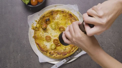 Adding pepper to a cooked pizza Video stock 124584656
