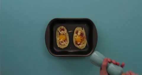 Adding pepper to loaded potato 1 Vídeo Stock 132149146