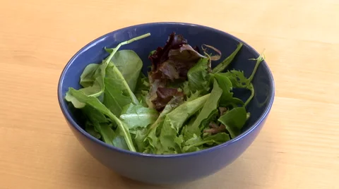 Adding Peppers to Salad Vidéo 41961245