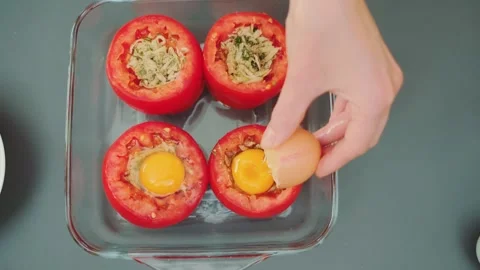 Adding a Raw Egg to Stuffed Tomatoes Vídeos de archivo 252377432