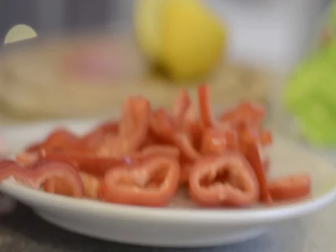Adding red pepper to salad 動画素材 85690320