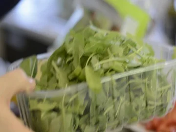 Adding rucola to salad 動画素材 85690316