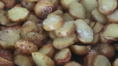 Adding salt and chopped onion on top of fried potatoes Vídeos de archivo 219573756