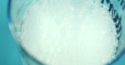 Adding salt to the bubbling soda in the glass 動画素材 143326517