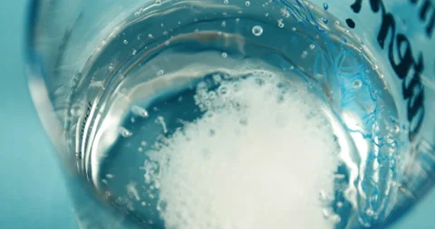 Adding salt to the bubbling soda in the glass 動画素材 143329287