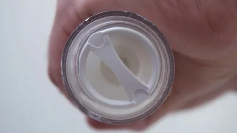 Adding salt to cooking. Slow motion of salt crystals falling towards the camera Video stock 75255970