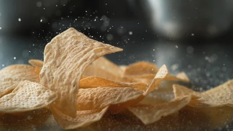 Adding salt on tortilla chips. Slow Motion. Vidéo 89611238