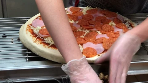 Adding Sausage to a Pizza Vídeos de archivo 86184311