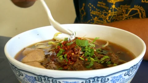 Adding Seasoning into Soup Vidéo 113427277