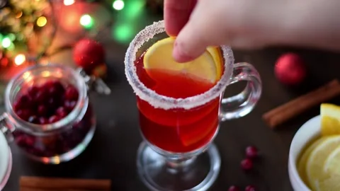 Adding slice of lemon into mulled wine Video stock 165153384