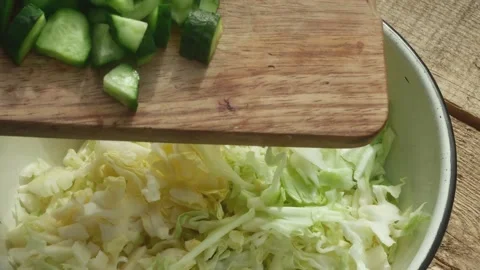 Adding sliced cucumber and radish to cabbage pot Vídeos de archivo 190587091