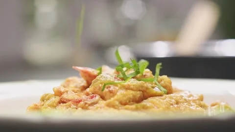 Adding sliced parsley on a scrambled eggs with peppers, tomatoes and cheese. Stock Footage 154937985