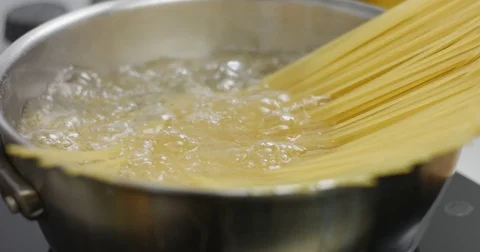 Adding spaghetti to boiling water Stock Footage 81615740