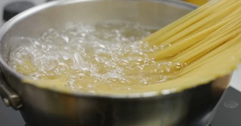Adding spaghetti to boiling water Video stock 81615747