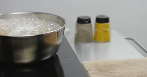 Adding spaghetti to boiling water Stock Footage 81615815