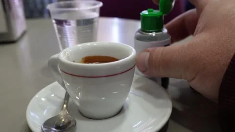 Adding stevia sweetener to espresso coffee. C0255 Видео 255300511