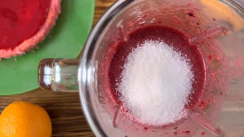 Adding sugar in blender with mixed berry smoothie Video stock 107809406