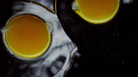 Adding sugar in to chicken eggs. Fall in slow motion. Process of creating cream 스톡 동영상 156798038