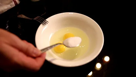 Adding sugar to eggs Video stock 90952947