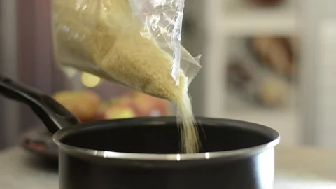 Adding sugar into pan 動画素材 85690287