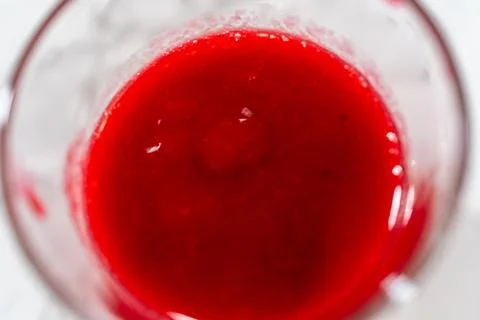 Adding Sugar to Raspberry Buttercream Mix 스톡 사진