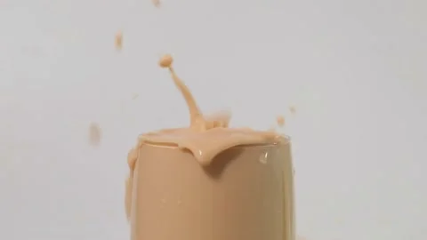 Adding tapioca ball in pearl milk tea Stock Footage 138584627