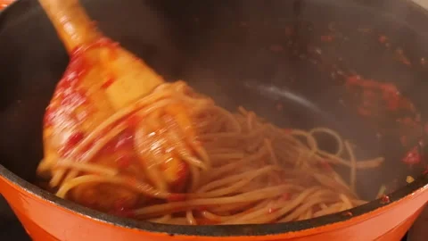 Adding tomato sauce to spagetti and mix Stock Footage 205328445