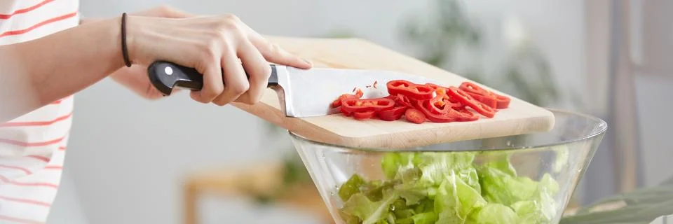 Adding tomatoes to lettuce Stock-Fotos