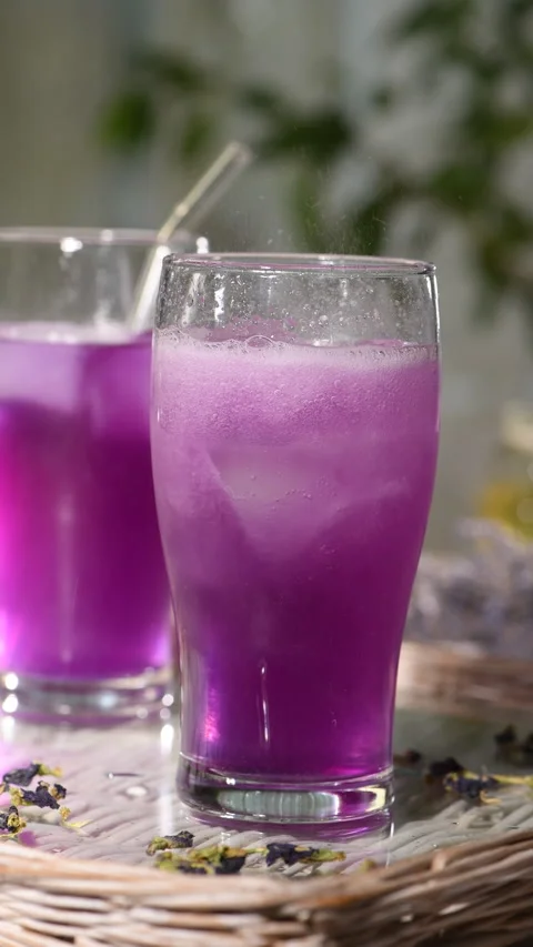 Adding Tonic Water to Iced Butterfly Pea Tea. Part 5 Stock Footage 345887801