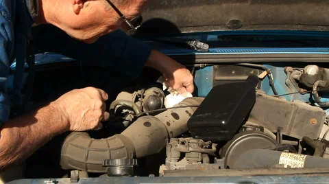 Adding transmission fluid 動画素材 912009