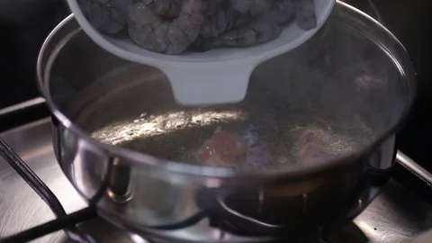 Adding uncooked Shrimp to a Pot Video stock 122544157