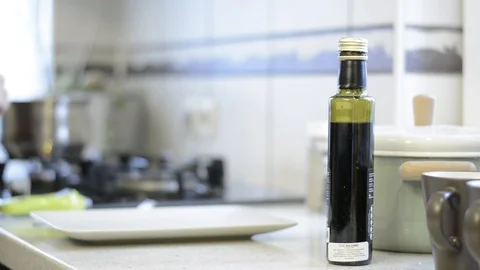 Adding vinegar cooking 動画素材 85691733