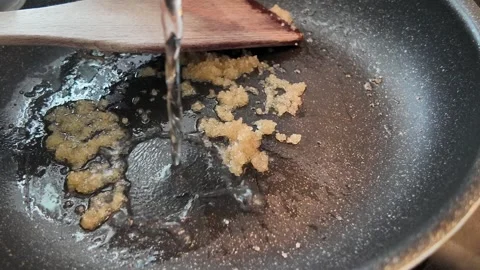 Adding water to brown sugar for caramel Vidéo 347016255