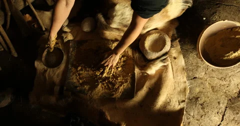 Adding water to the clay Vidéo 61264704