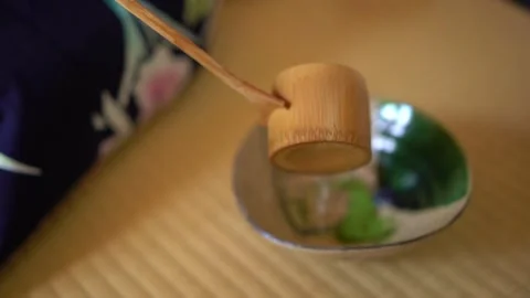 Adding water to matcha powder with bamboo ladle Video stock 131244648