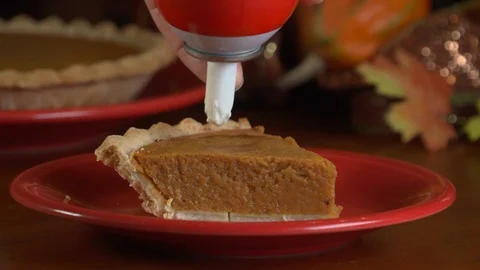 Adding whipped cream to pumpkin pie Vidéo 96553295