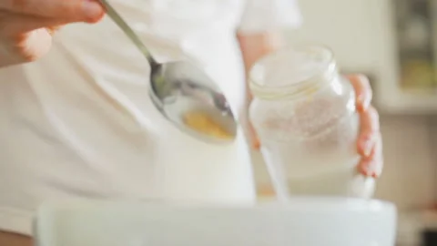 The addition of sugar from the jar into a Cup with a spoon Stock-Footage 88520805