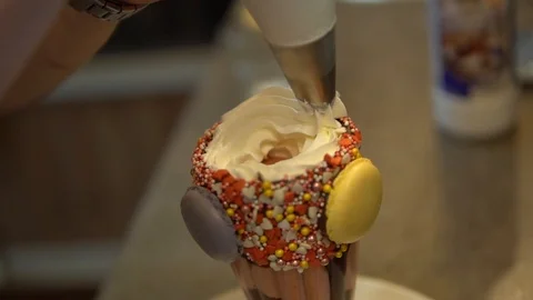 Adds whipped cream in a milkshake 스톡 동영상 86066261
