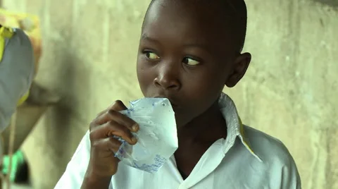 ADEISO BOY STUDENT DRINKS SACHET WATER Vídeos de archivo 57982407