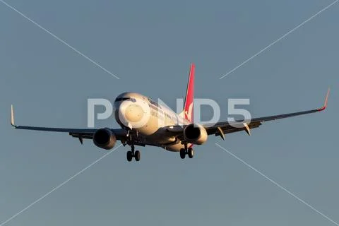 Adelaide, Australia - June 10, 2013: Qantas Boeing 737 aircraft on approach t Stock Photos