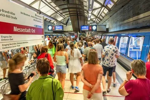  Adele Fans strömen zum Adele Konzert im Messegelände, steigen am U-Bahnho. Stock-Fotos