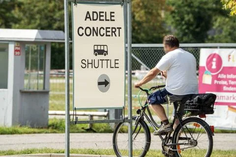  Adele Pop-up-Arena auf dem Messegelände in Riem, Bus Shuttle, München, 1.. Stock Photos