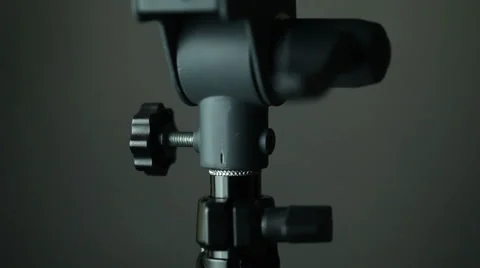 Adjust the direction of the studio spotlights Vidéo 60369155